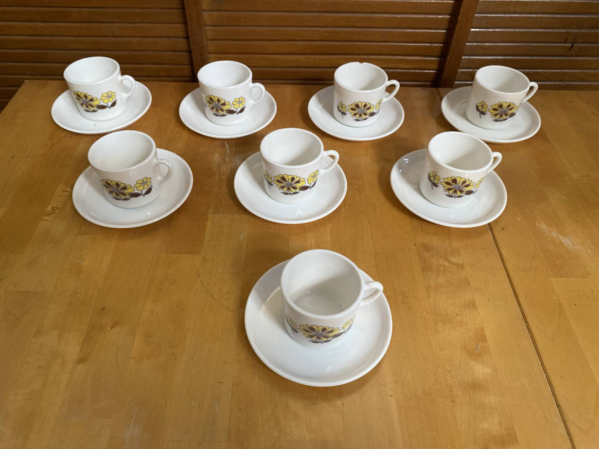 Series 8 cups & saucers sovirel white ceramic flower power fr