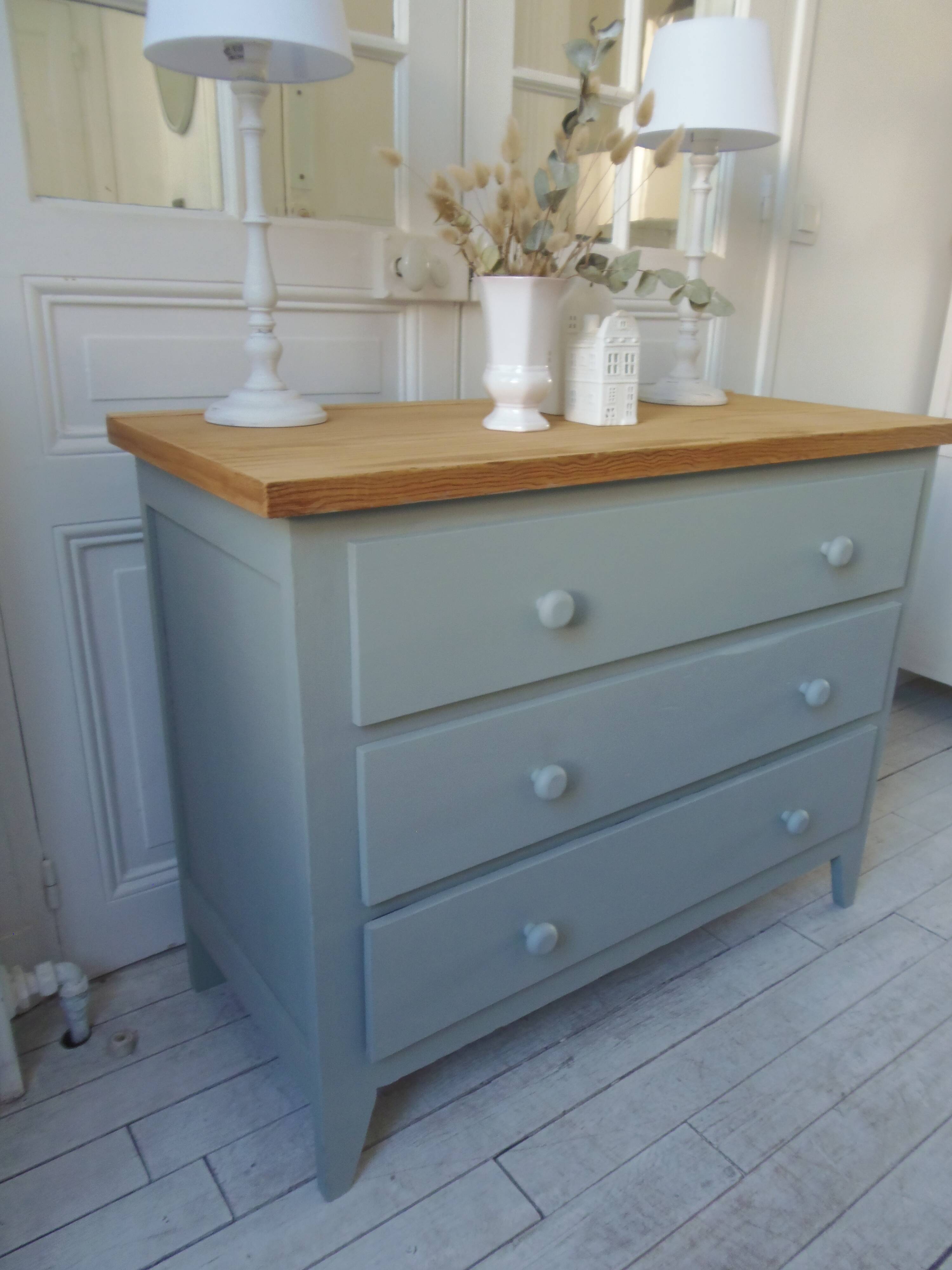 Re-enchanted chest of drawers in verdigris, wooden top protected by varnish. 3 t furniture