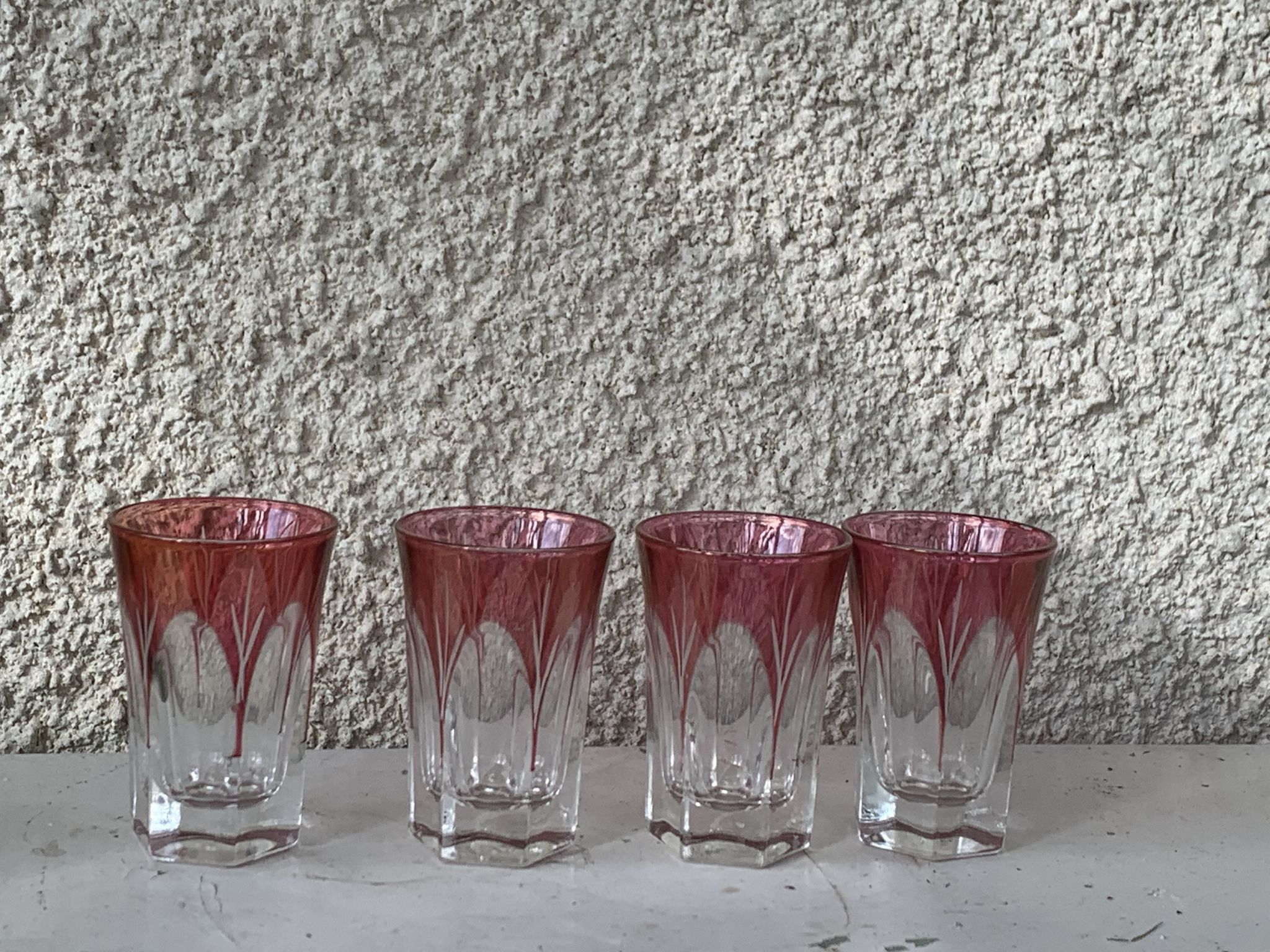 7 verres à apéritif en verre rouge et transparent ciselés vintage