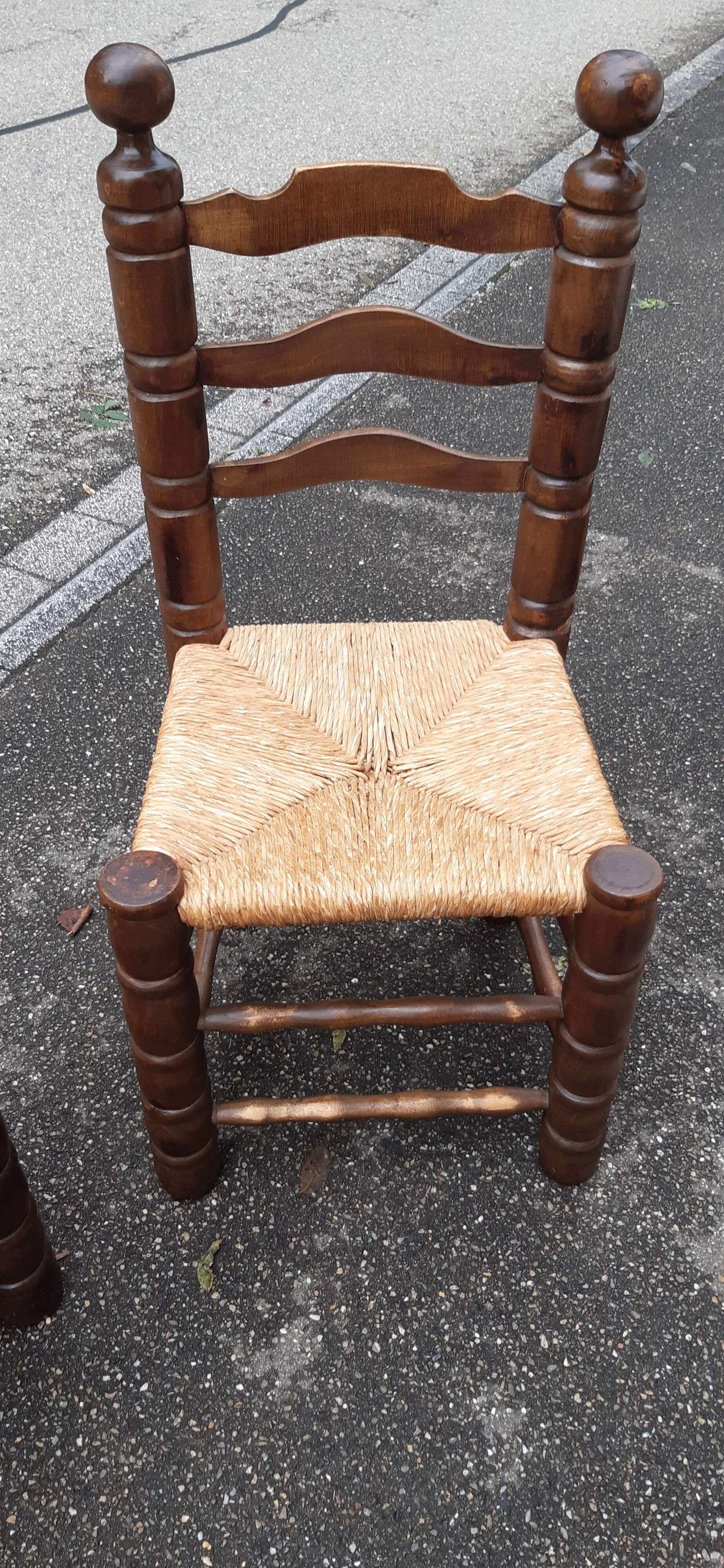 4 chaises brutalistes en bois tourné et paille