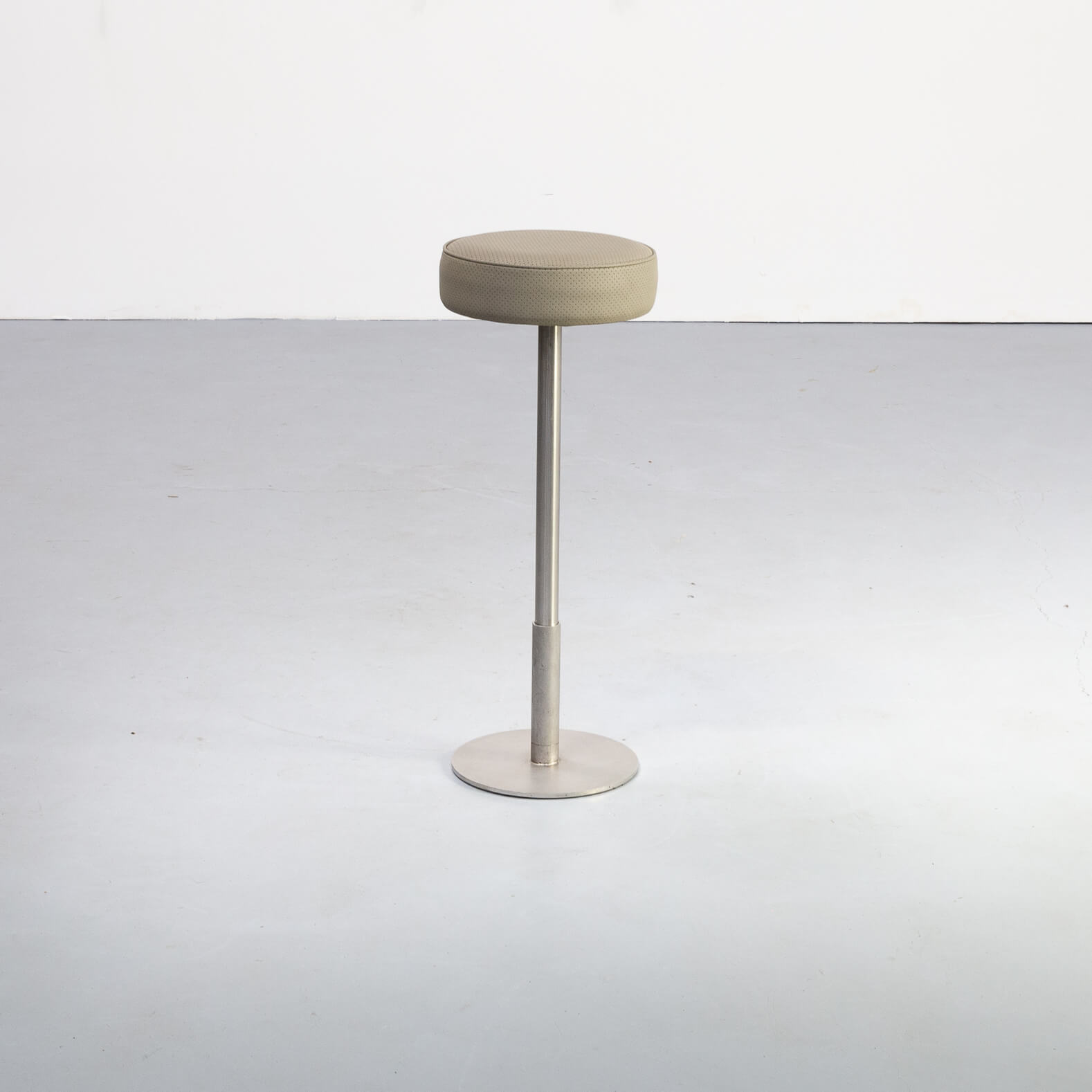 70s cast stainless steel and leather stool set/3