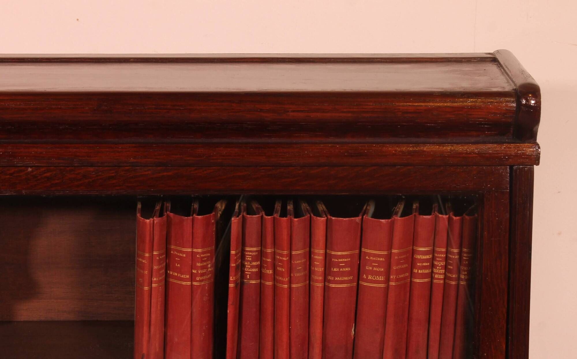 Globe Wernicke Library in mahogany, consisting of 3 pieces.