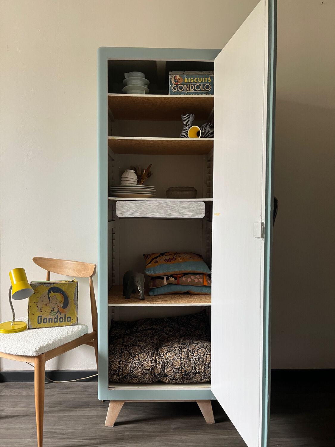 Cabinet 50 feet compass