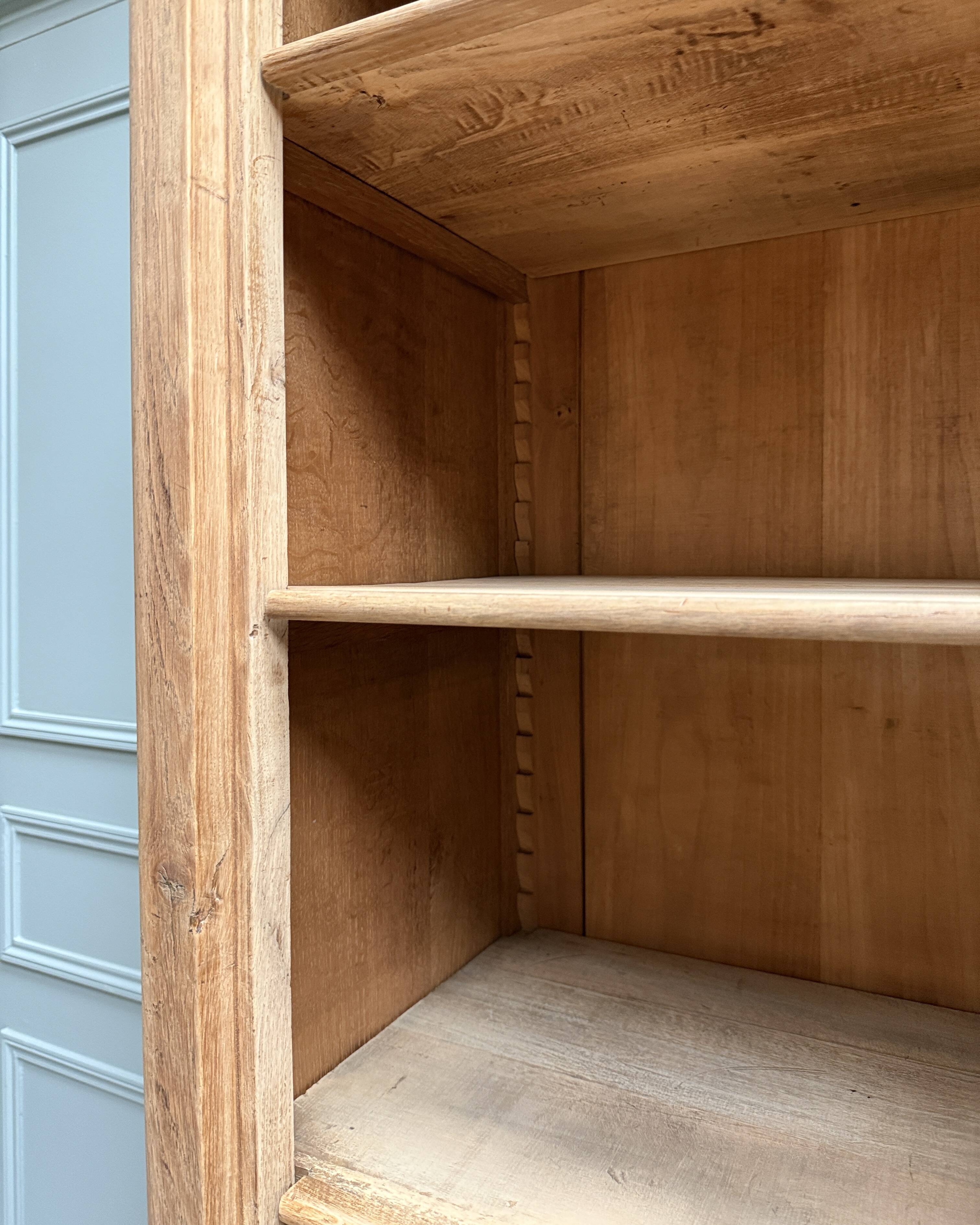 Large oak bonnetière (renovated)