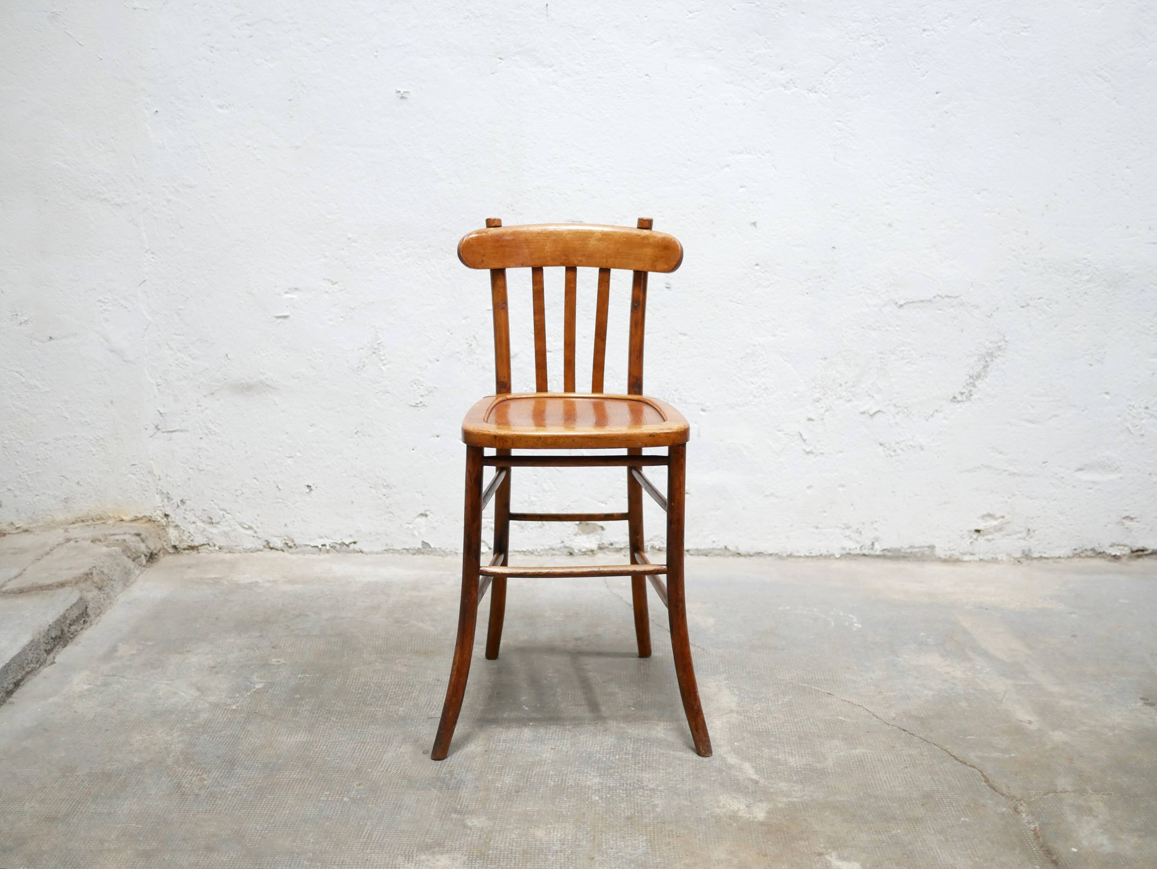 Chaise de bar vintage en bois par les éditions Luterma