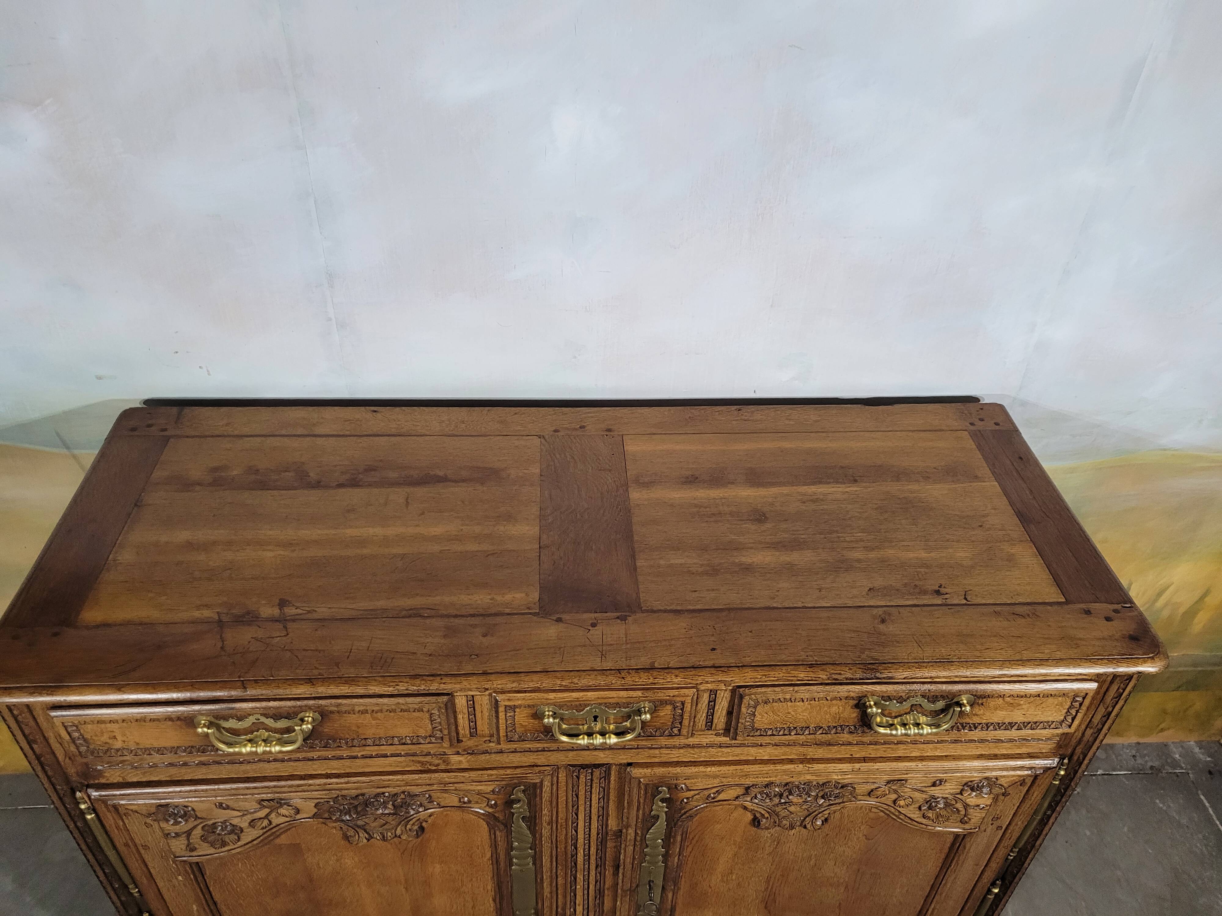 Buffet en chêne sculpté Normand