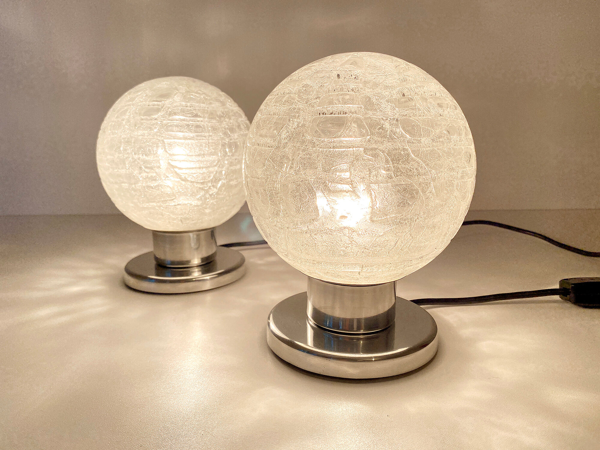 Paire de lampes de table vintage, verre structuré soufflé et chrome, annees 70