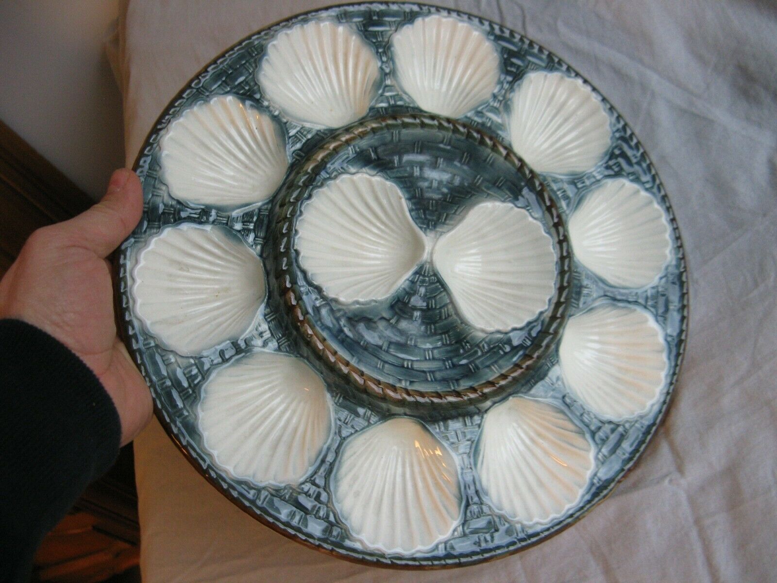 Oyster dish in majolic or dabbling for 12 shells