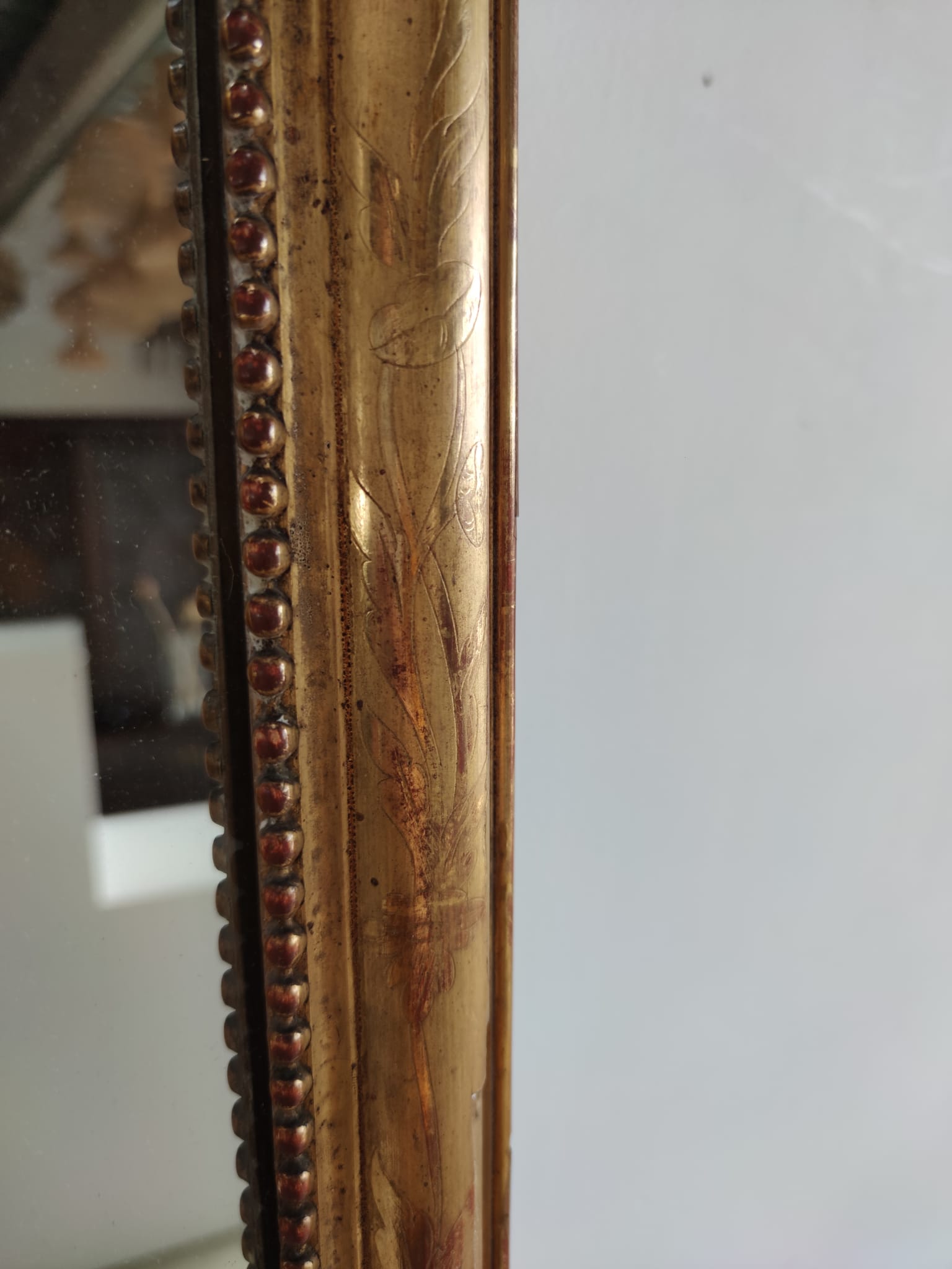 Long wooden mirror and gilded stucco with pearl rays H: 2m45 L: 40cm