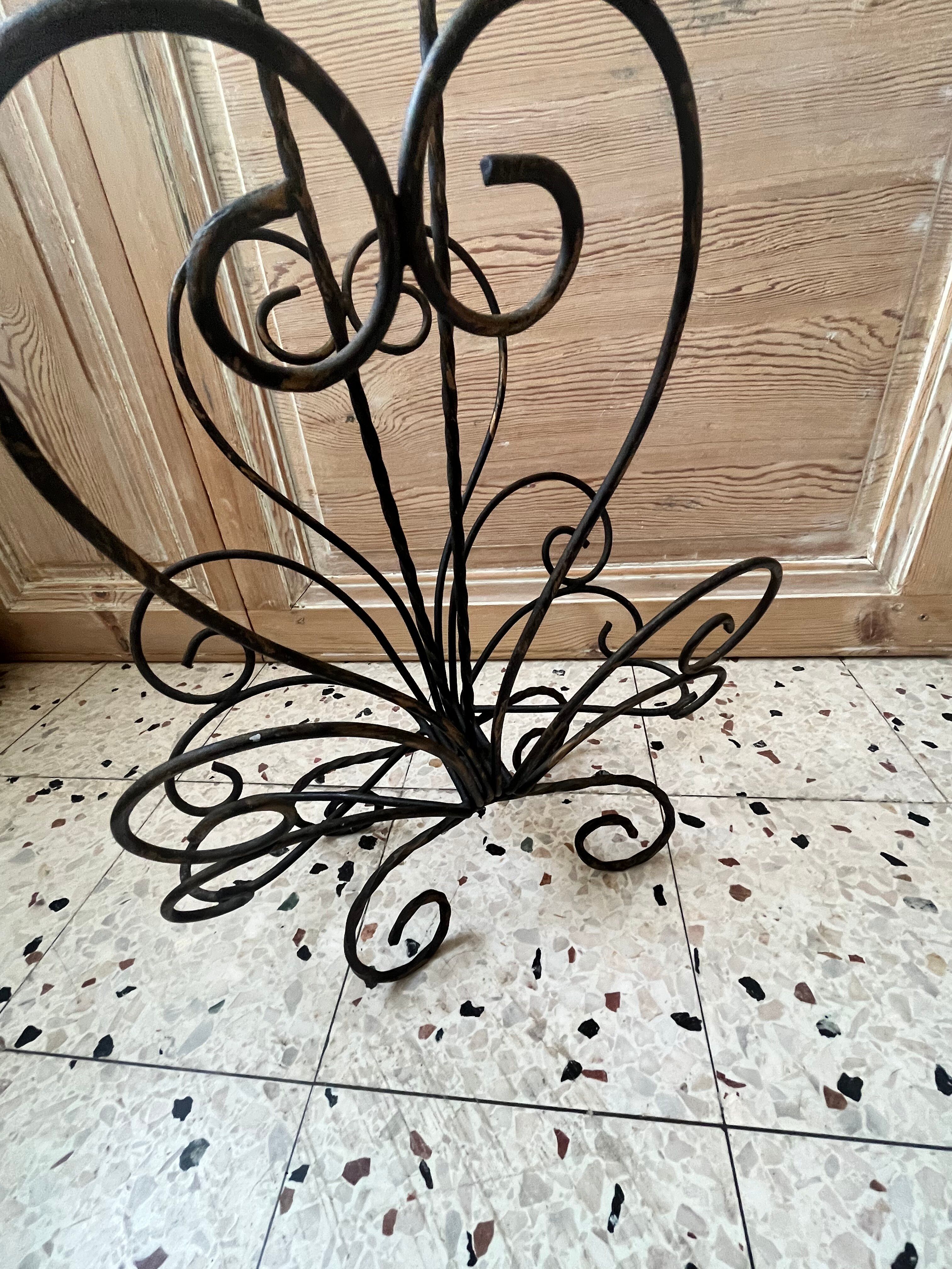 Porte revue en fer forgé