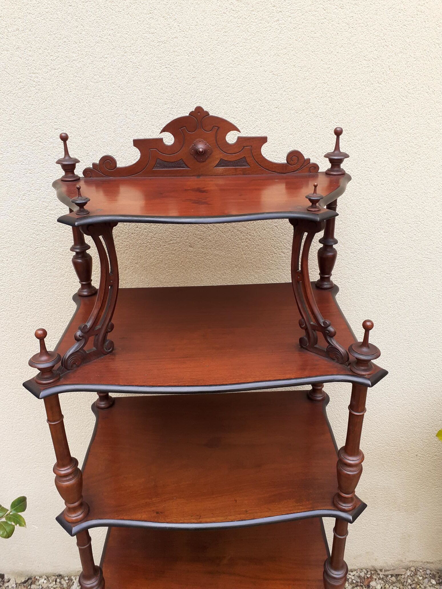 Napoleon III mahogany standing shelf