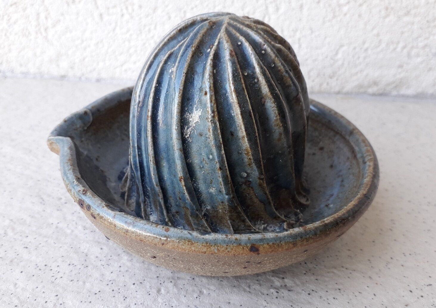 Stoneware lemon squeezer