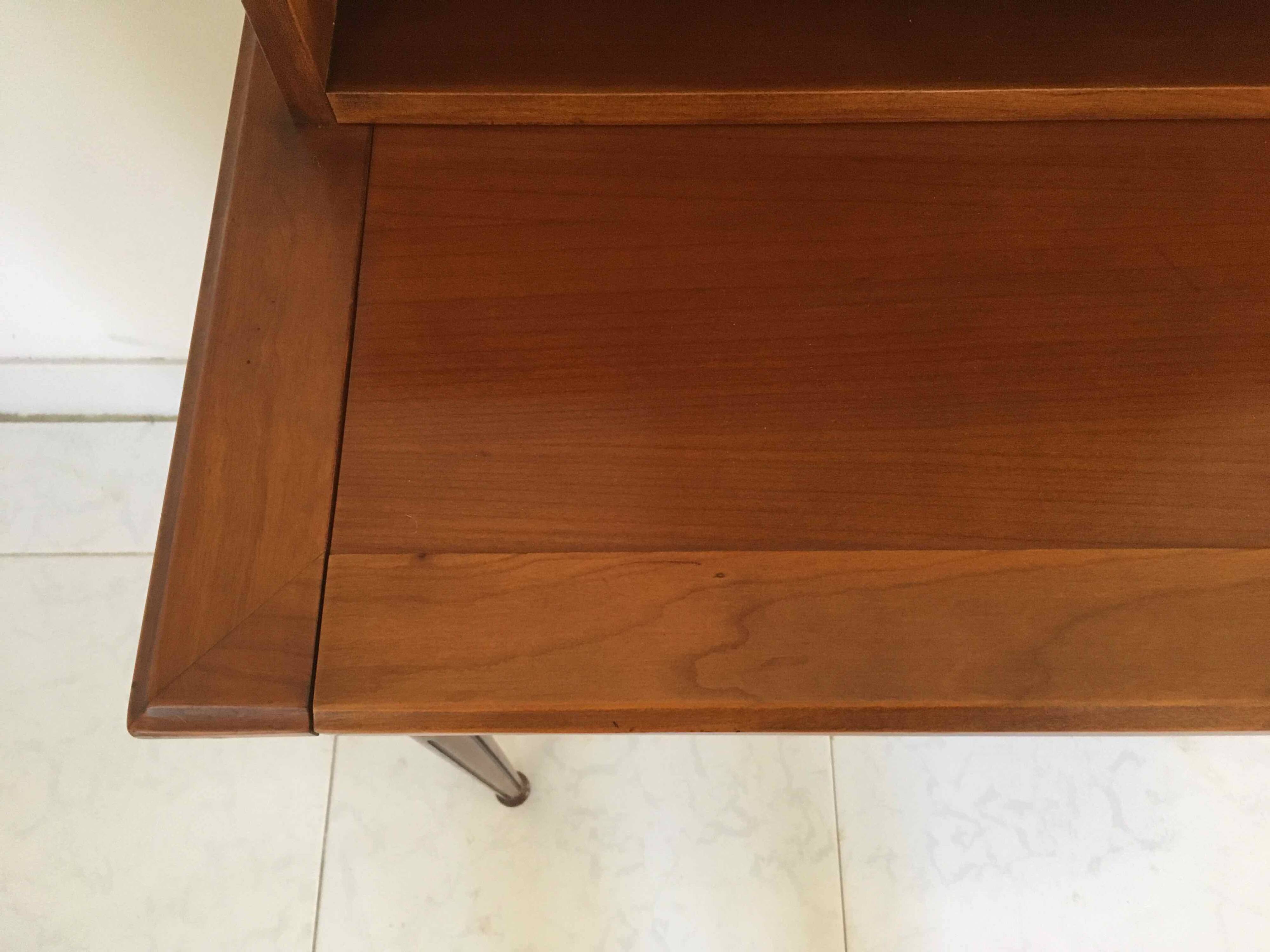 Petit bureau à gradin en merisier 1970