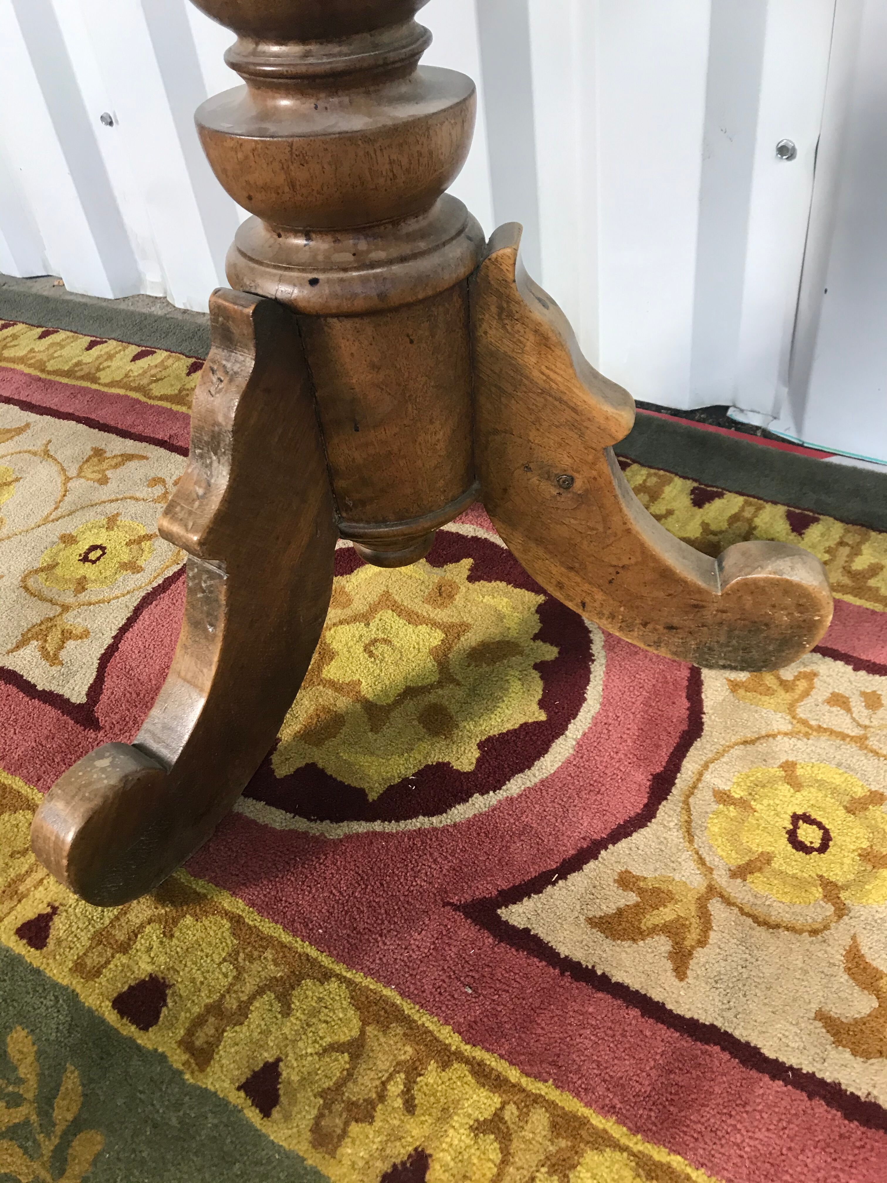 Piano stool in walnut and canning