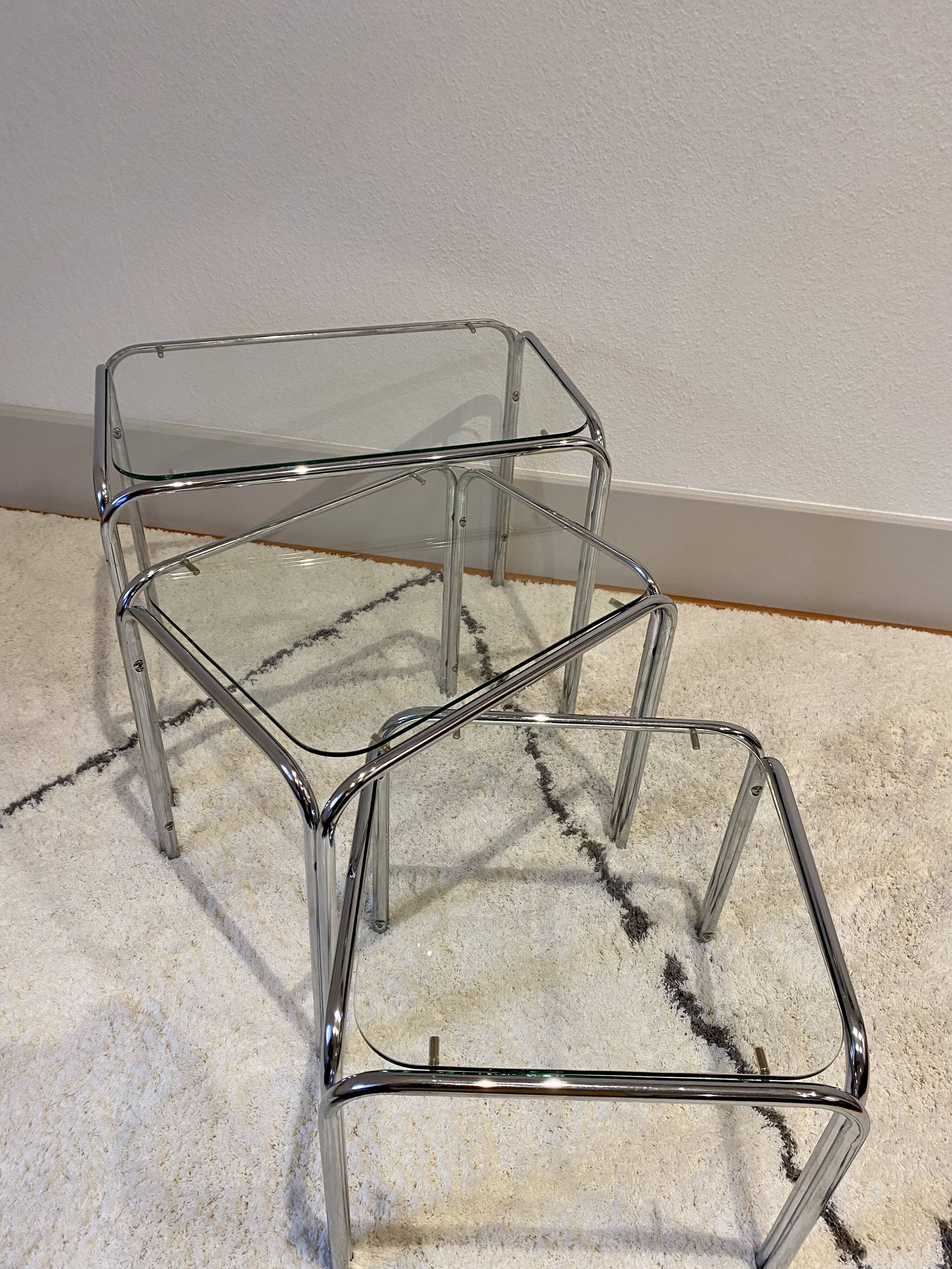 Vintage gigognes tables