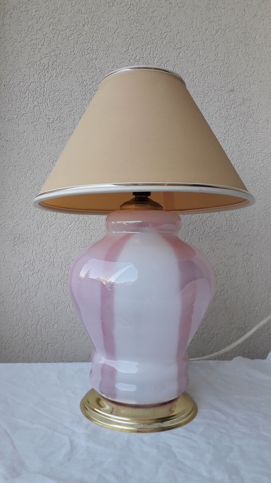 Lampe rose en verre