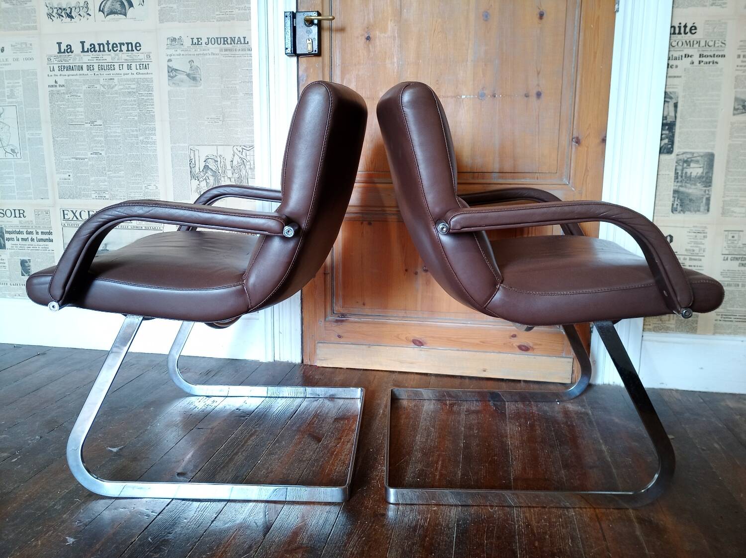 Deux fauteuils cuir et chrome 1970