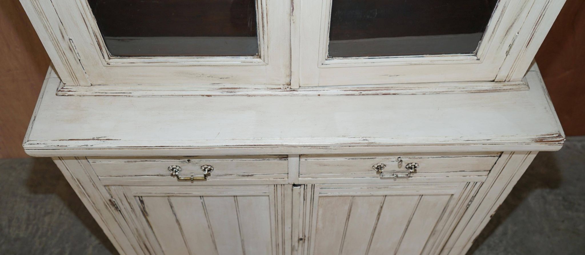 Placard victorien ancien en bois dur peint à la main
