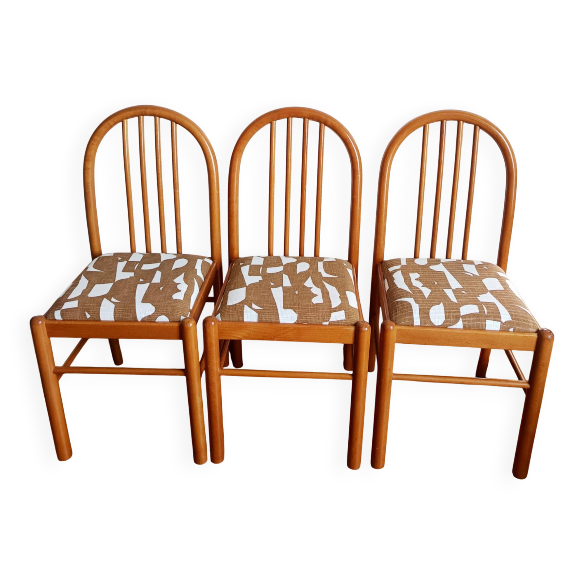 Trois chaises style vintage pin et tissu