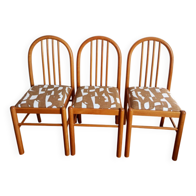 Trois chaises style vintage pin et tissu