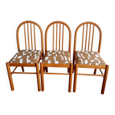 Trois chaises style vintage pin et tissu