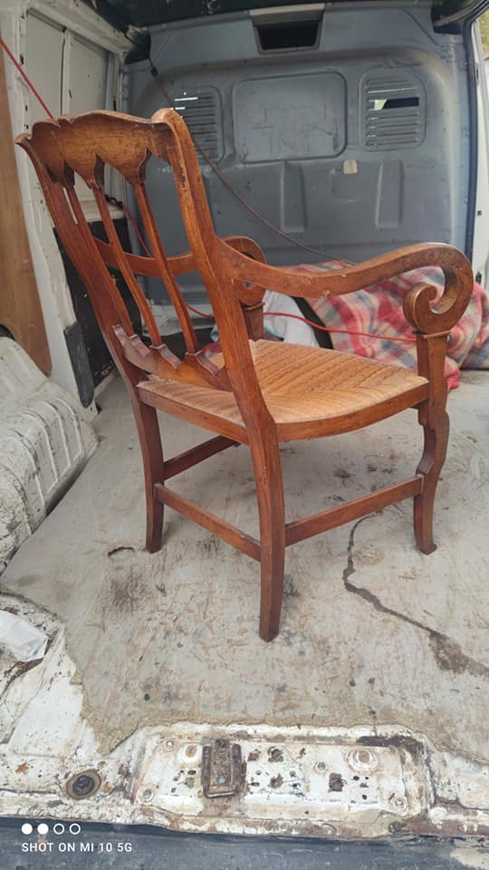 Armchair with gilded rye straw seat in solid walnut, Restoration period, circa 1820