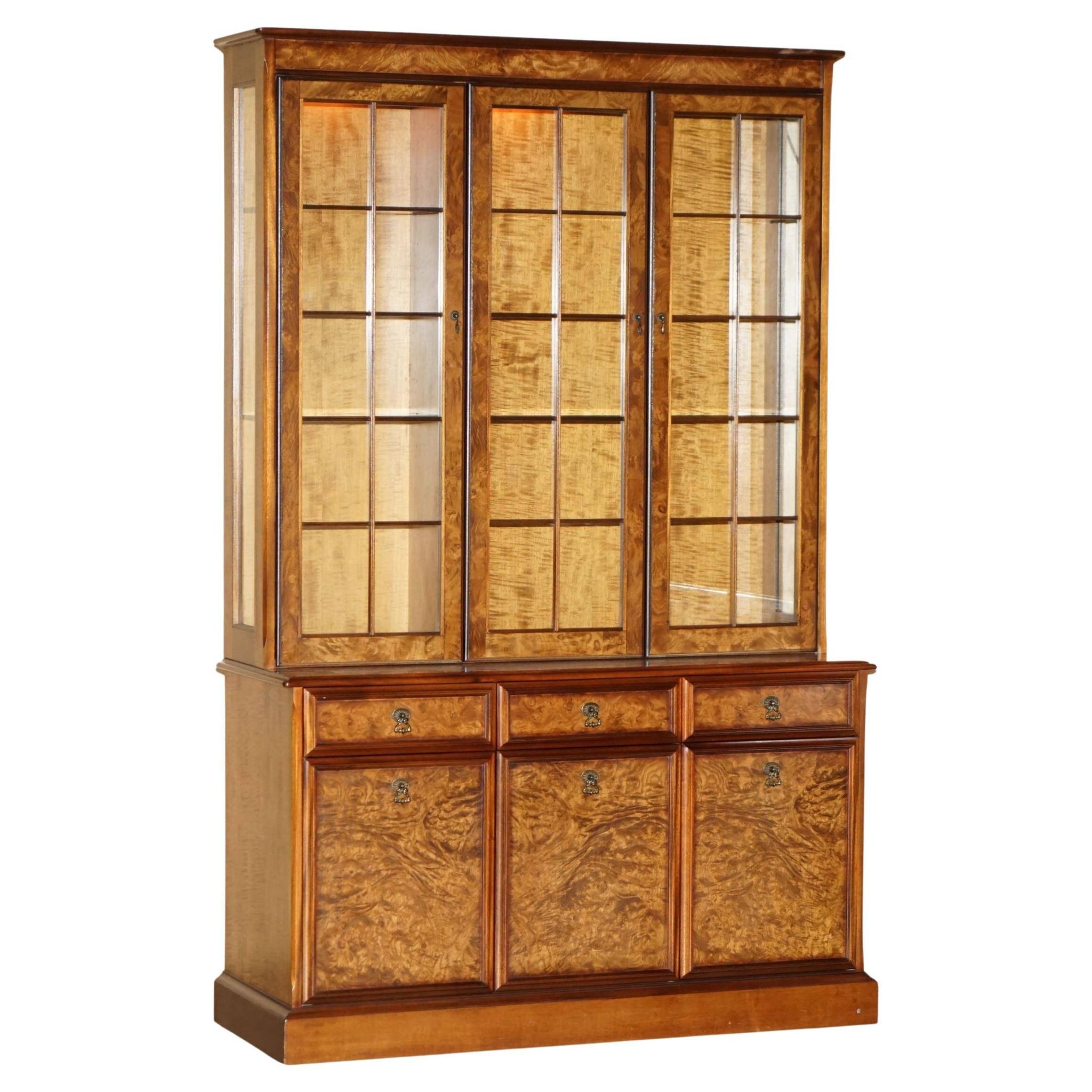Buffet vintage en noyer burr avec vitres et éclairage, style Art Deco