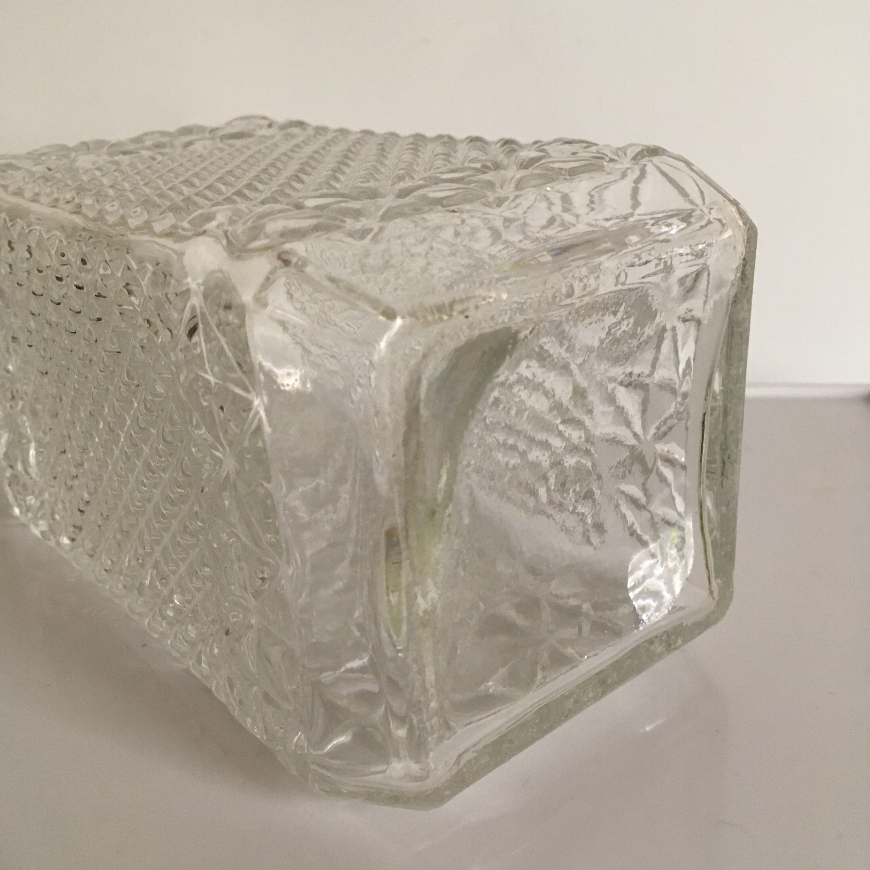 Bouteille de whisky en verre ciselé