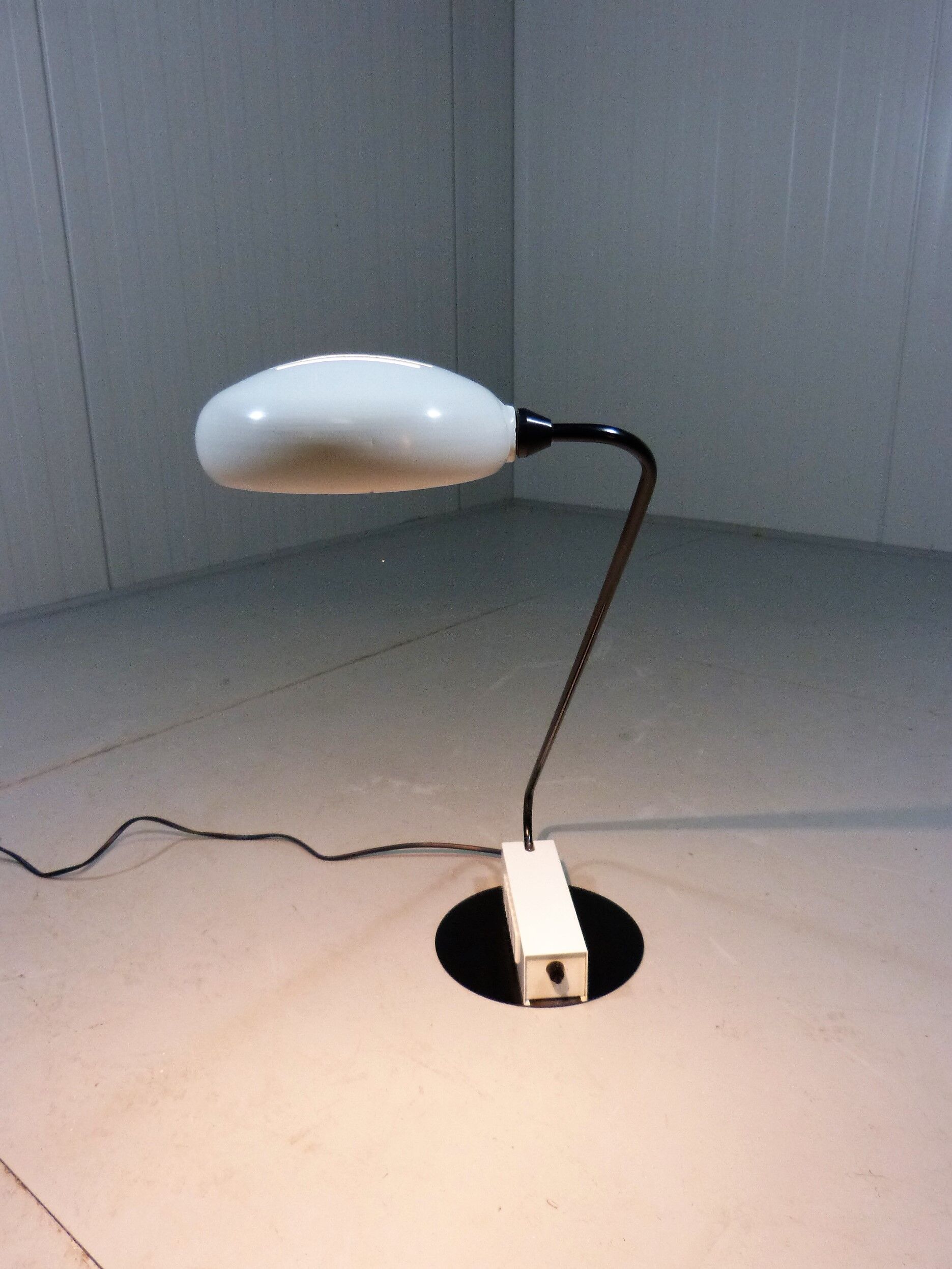 Lampe de bureau italienne en blanc et noir, années 1980
