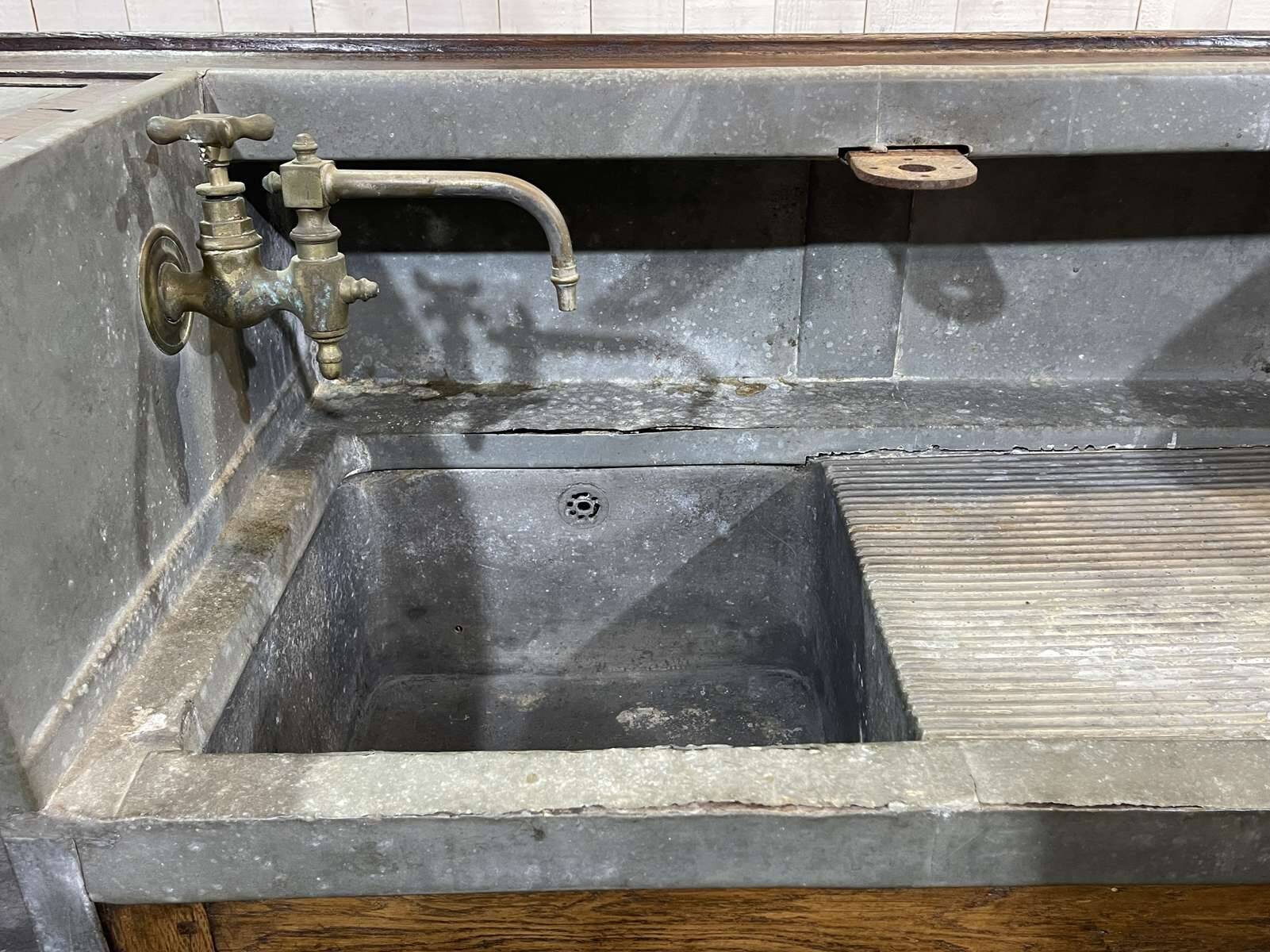 Comptoir de bar en chêne début XXème avec habillage d'époque zinc et étain