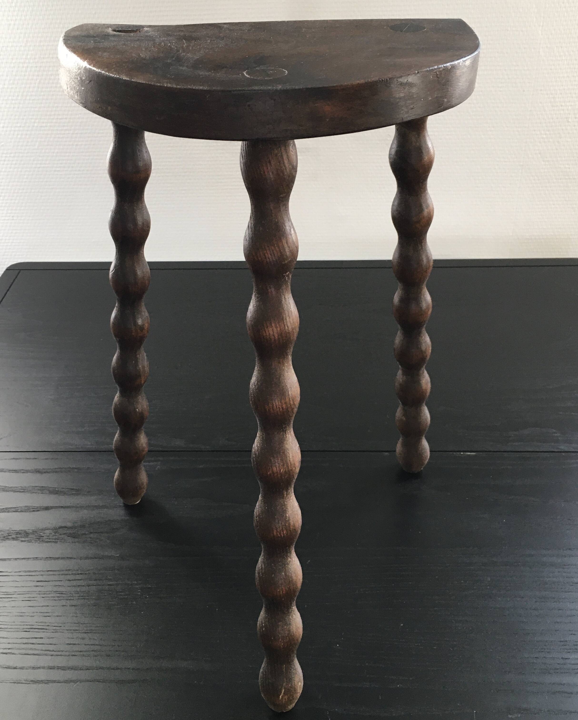 Half-moon tripod stool