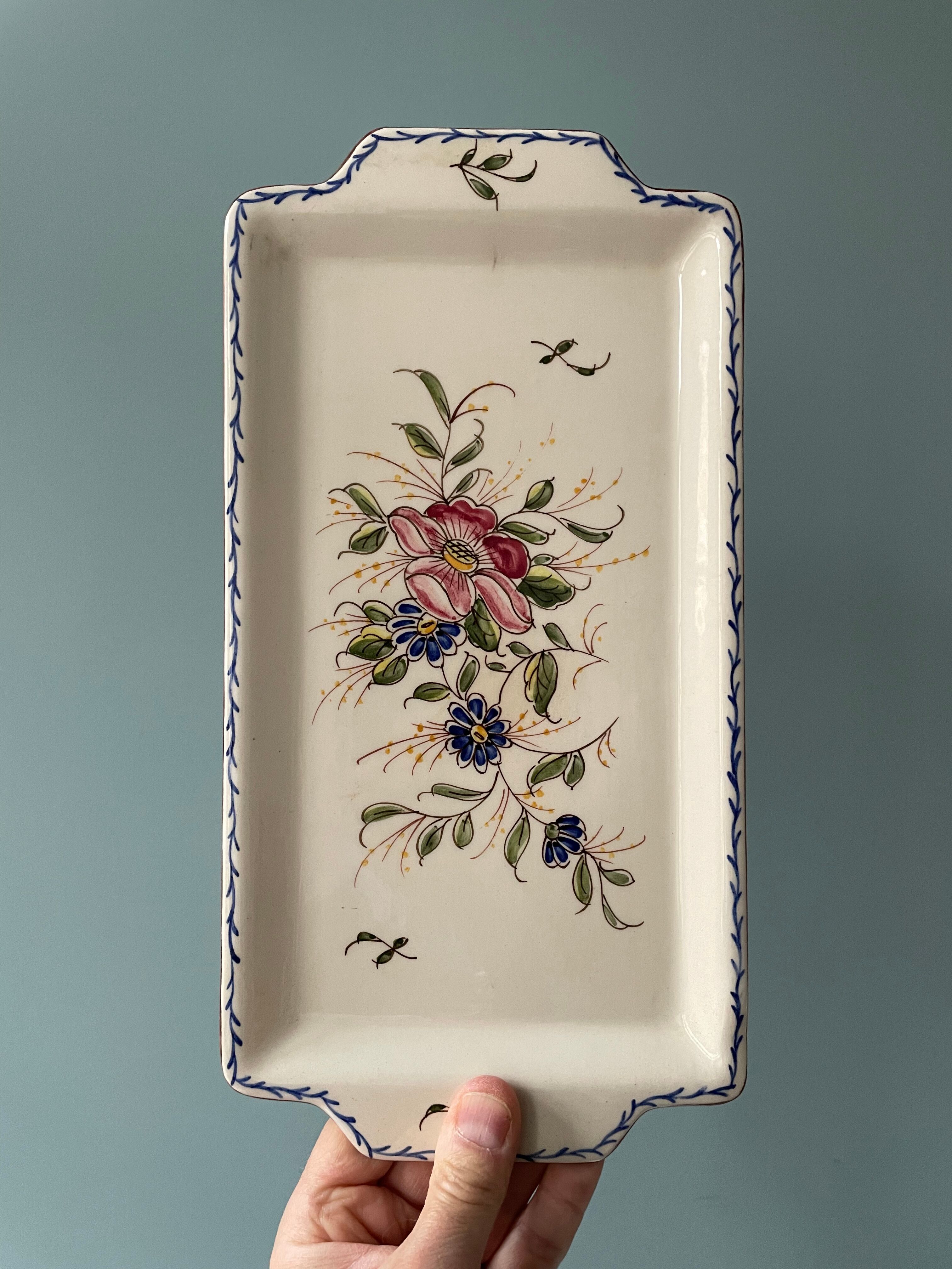 Service old cream jars