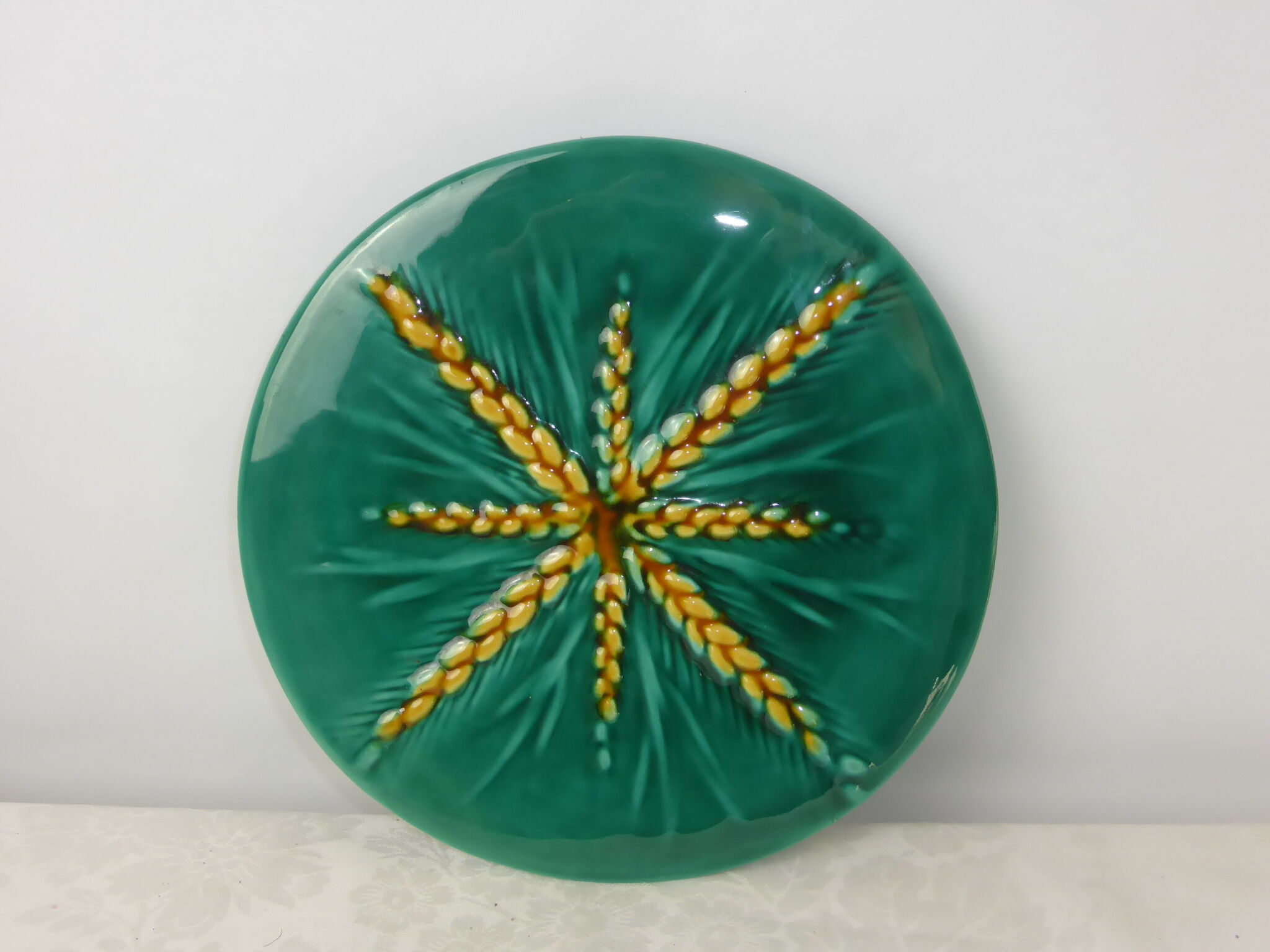 Plat vintage en céramique verte à décor d'épis de blé jaune Vallauris Lunetta-Diam.25cm