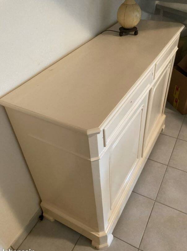 Buffet bas en bois massif relooké blanc cassé – Style Louis-Philippe