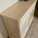 Buffet bas en bois massif relooké blanc cassé – Style Louis-Philippe