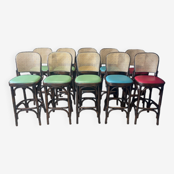 Lot de 10 chaises hautes de bar type Thonet bois foncé, cannage et skaï de couleur