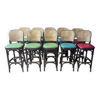 Lot de 10 chaises hautes de bar type Thonet bois foncé, cannage et skaï de couleur