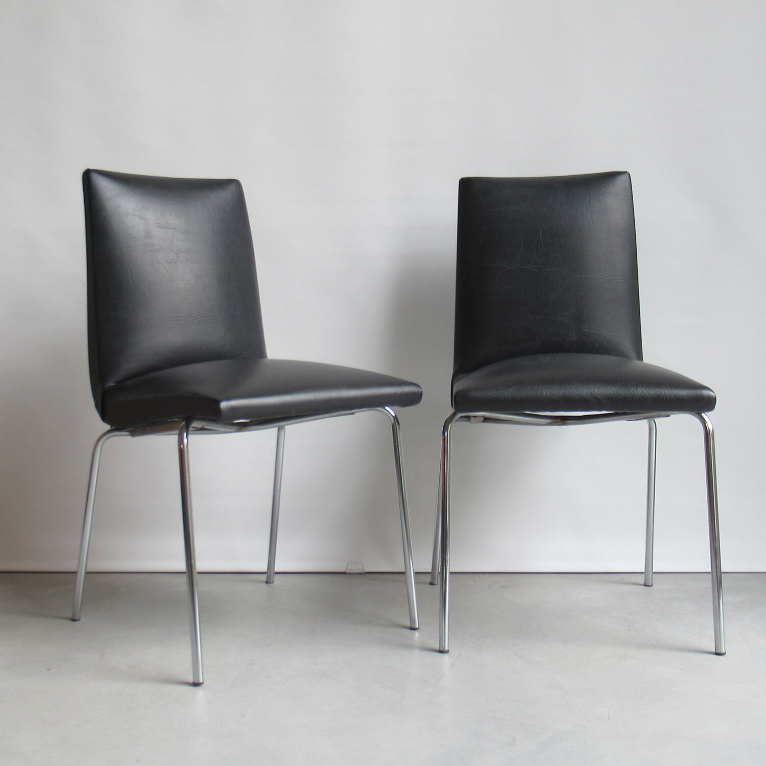 Pair of chairs model "Robert" of Pierre Guariche for Meurop