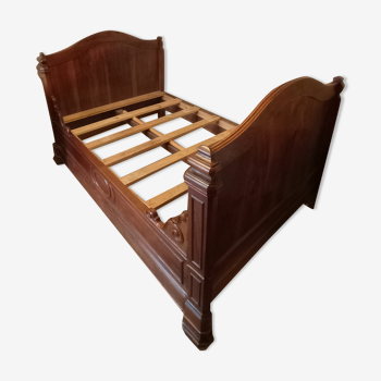 Sleigh bed