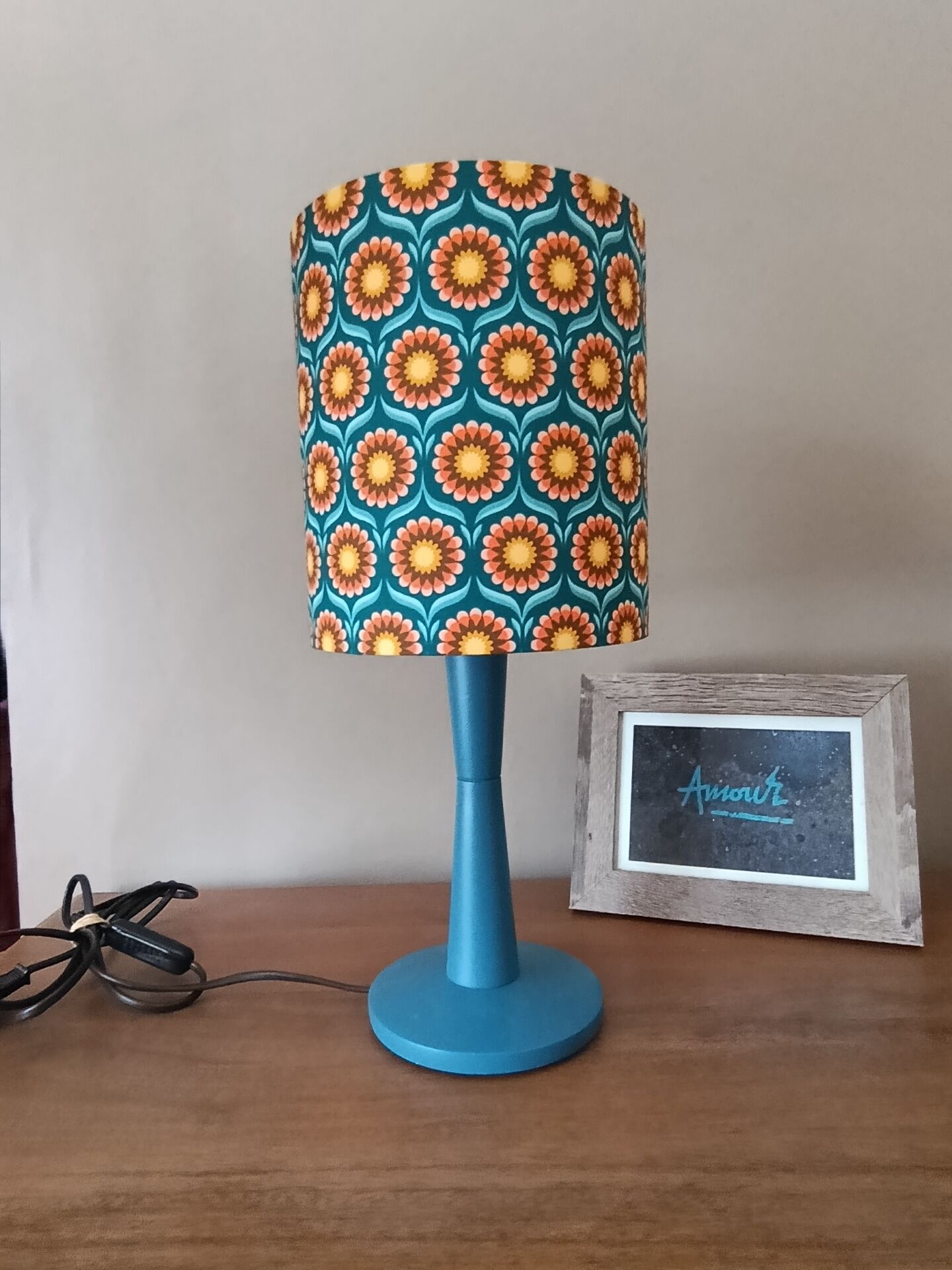 lampe à poser bois bleu, imprimé graphisme fleurs style vintage
