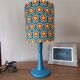 lampe à poser bois bleu, imprimé graphisme fleurs style vintage