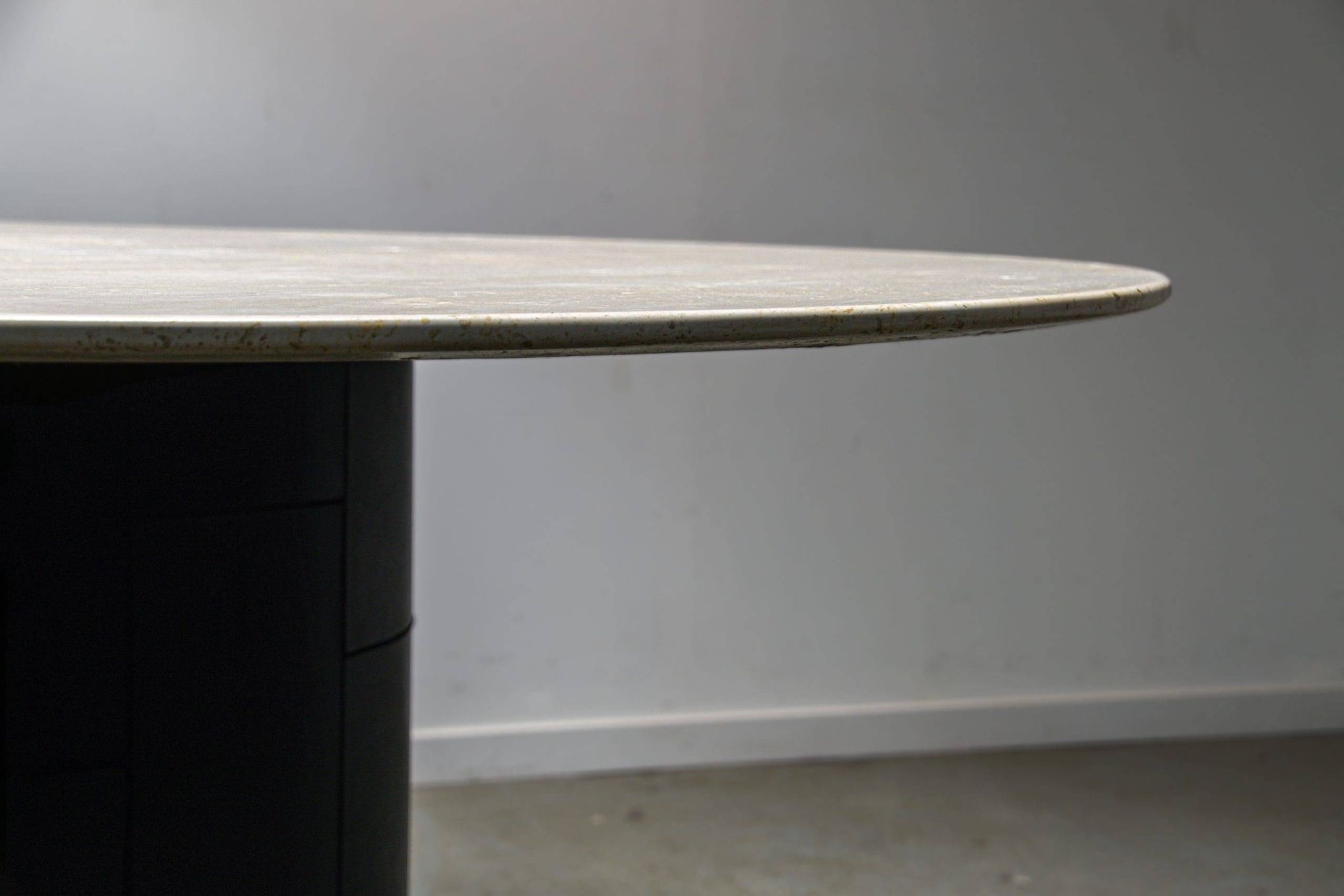 Table à manger Tobio en travertin et cuir par Afra & Tobia Scarpa pour B&B Italia, 1977