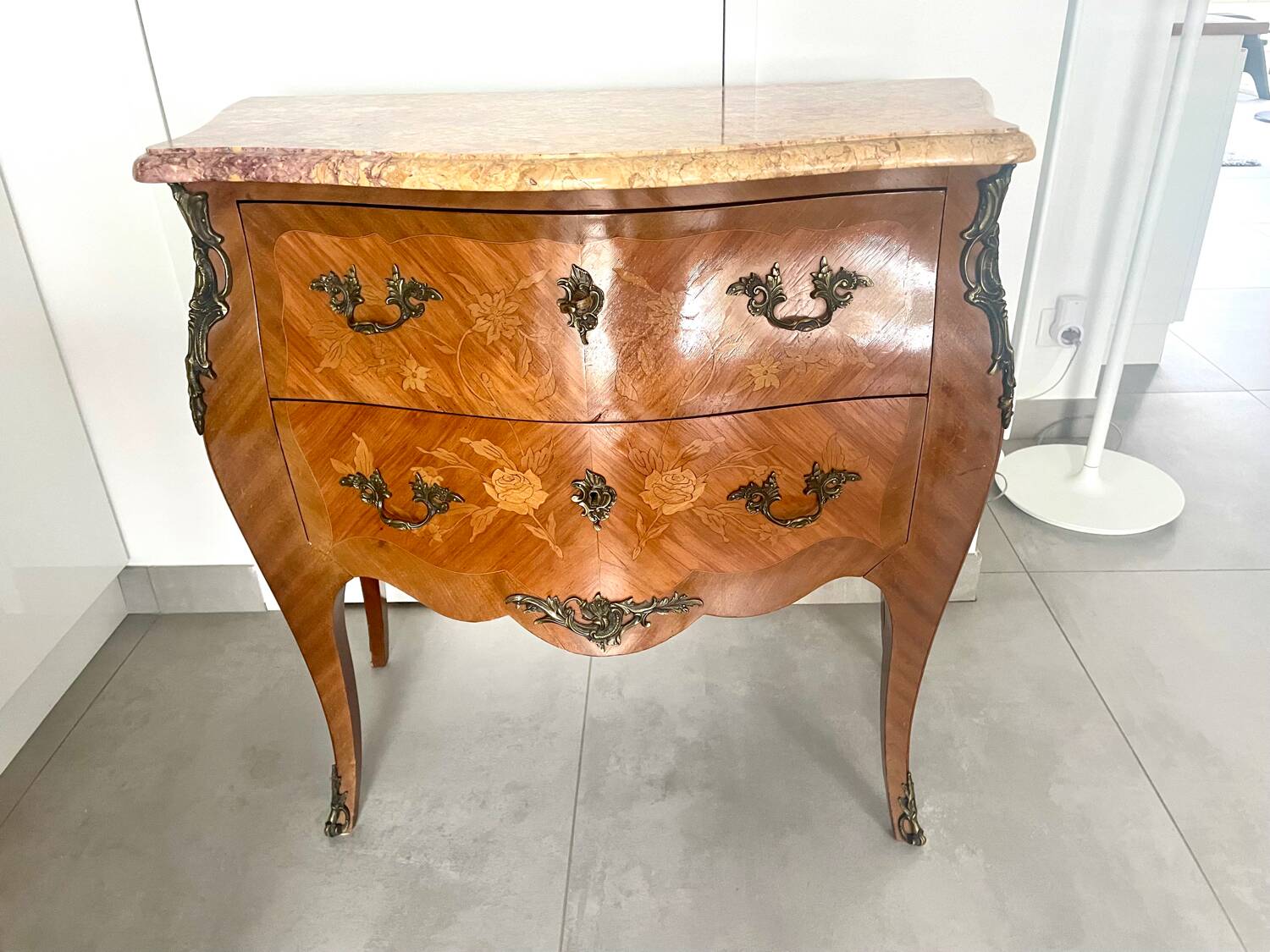 Pair of antique Louis XV chests of drawers in very good condition