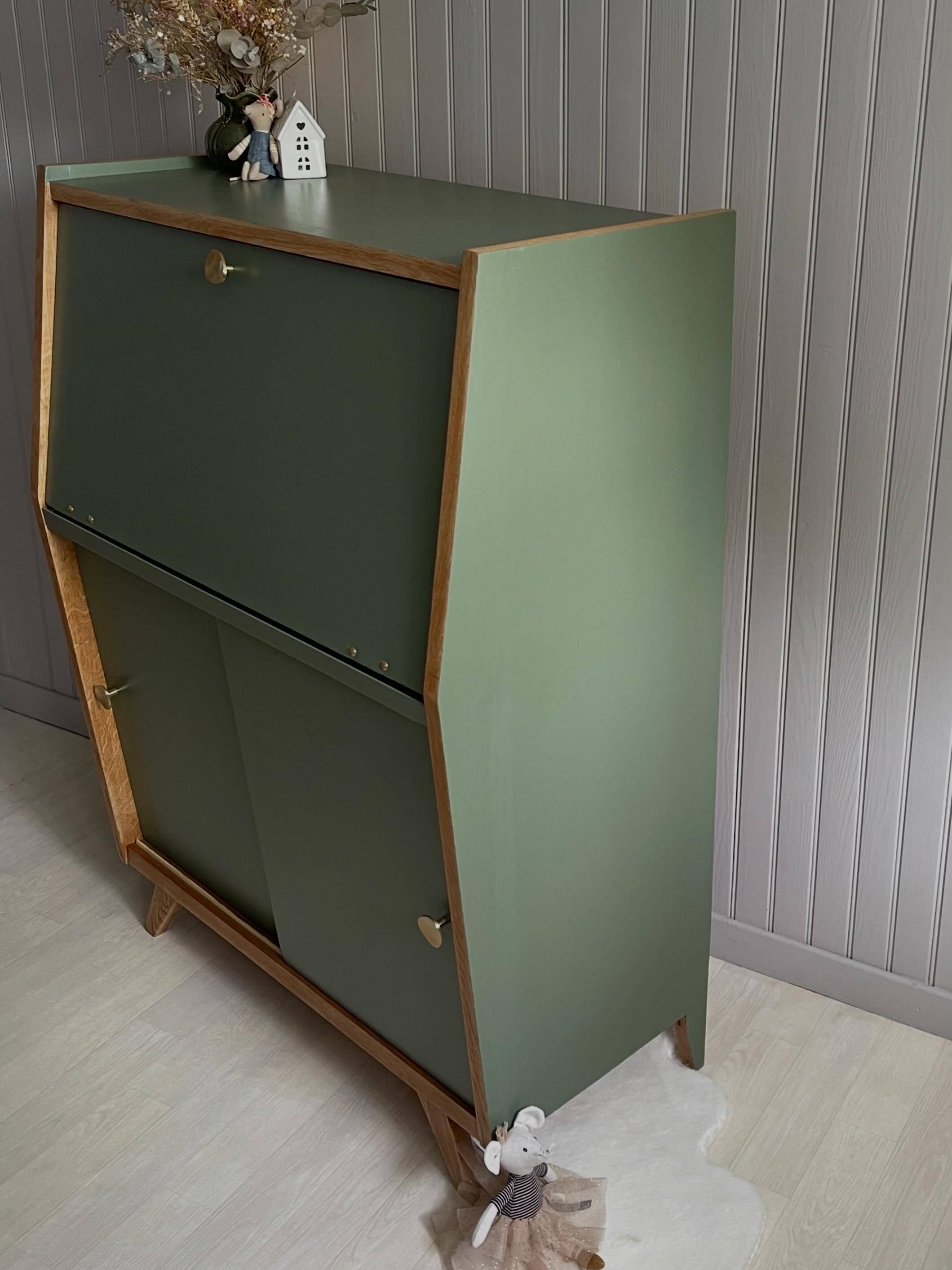 Green secretary