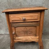 Petite table de chevet joliment travaillée
