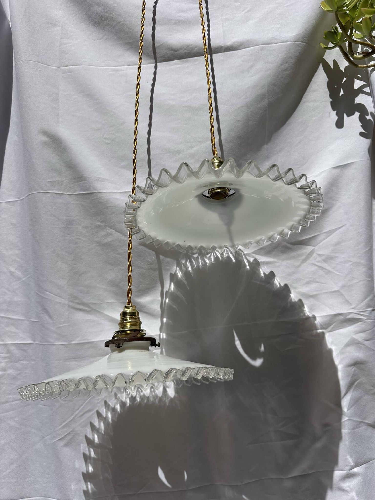 Paire de suspension opaline ondulée vintage griffe laiton