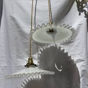 Paire de suspension opaline ondulée vintage griffe laiton