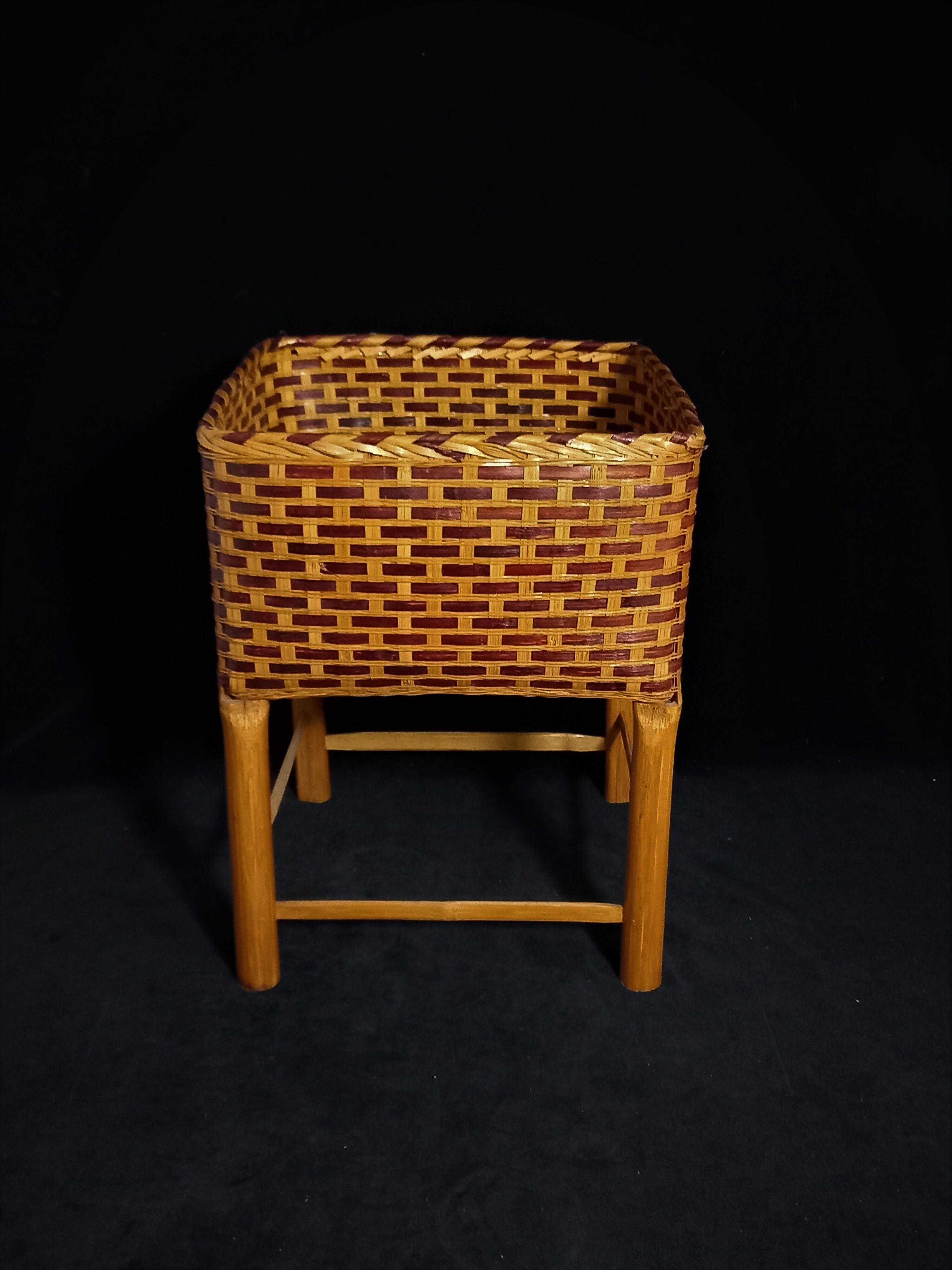 Plant holder wicker basket on foot