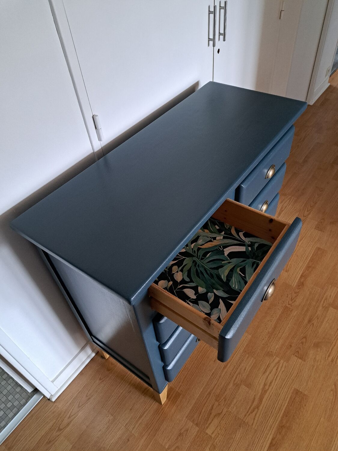 Chest of drawers in glove blue