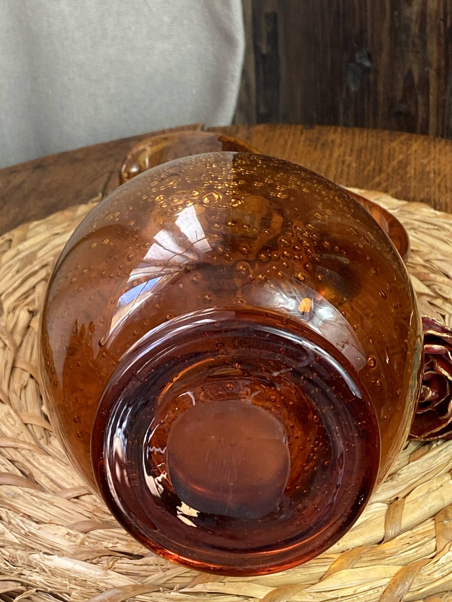 Grand pichet en verre bullé ambré 